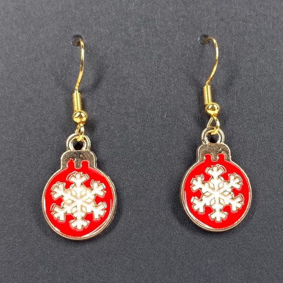 5/$25 Christmas Earrings Red and White Snowflake Ornament Gold Tone Holiday Gift - Picture 1 of 1